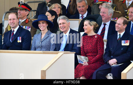 Der Herzog und Herzogin von Cambridge, Kanzler Philip Hammond und Earl und Gräfin von Wessex, die Teilnahme an einem Trommelfell Militärdienst auf Horse Guards Parade in London, vor der Enthüllung eines nationalen Denkmals zu Ehren der Streitkräfte und Zivilisten, die ihr Land während des Golf-Krieg und Konflikte im Irak und in Afghanistan gedient. Stockfoto