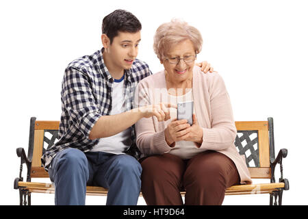 Junger Mann einer älteren Frau zu zeigen, wie man ein Handy isoliert auf weißem Hintergrund verwenden Stockfoto