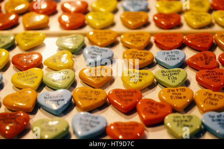 Bunte Dinge, die mit viel Liebe in Paris für den Valentinstag für glückliche Paare in Herzform Stockfoto