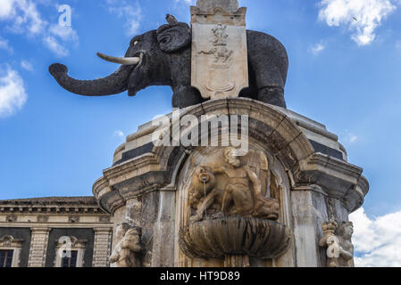 18. Jahrhundert Elefant-Brunnen (Fontana dell'Elefante auch genannt u Liotru) am Domplatz (Piazza del Duomo), Symbol von Catania, Sizilien, Italien Stockfoto