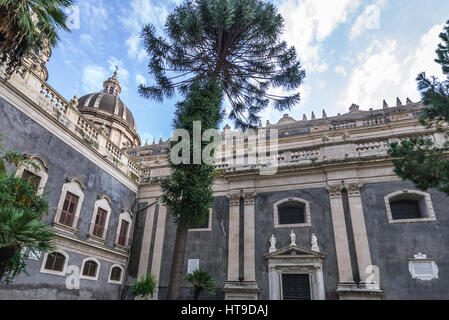 Seitenansicht des römisch-katholischen Metropolitan Kathedrale von St. Agatha am Domplatz in Catania Stadt auf der Ostseite der Insel Sizilien, Italien Stockfoto