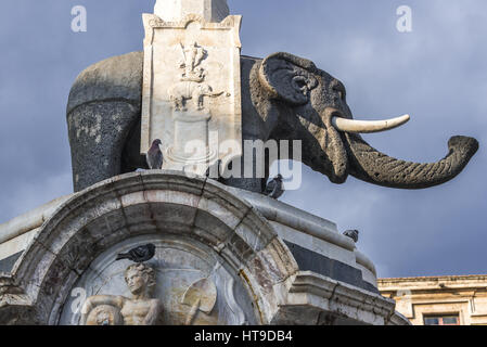 18. Jahrhundert Elefant-Brunnen (Fontana dell'Elefante auch genannt u Liotru) am Domplatz (Piazza del Duomo), Symbol von Catania, Sizilien, Italien Stockfoto