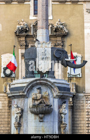 18. Jahrhundert Elefant-Brunnen (Fontana dell'Elefante auch genannt u Liotru) am Domplatz (Piazza del Duomo), Symbol von Catania, Sizilien, Italien Stockfoto