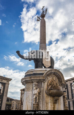 18. Jahrhundert Elefant-Brunnen (Fontana dell'Elefante auch genannt u Liotru) am Domplatz (Piazza del Duomo), Symbol von Catania, Sizilien, Italien Stockfoto