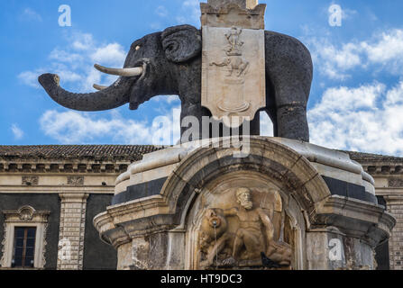 18. Jahrhundert Elefant-Brunnen (Fontana dell'Elefante auch genannt u Liotru) am Domplatz (Piazza del Duomo), Symbol von Catania, Sizilien, Italien Stockfoto