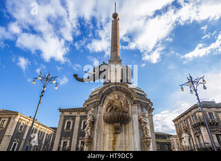 18. Jahrhundert Elefant-Brunnen (Fontana dell'Elefante auch genannt u Liotru) am Domplatz (Piazza del Duomo), Symbol von Catania, Sizilien, Italien Stockfoto