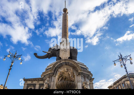 18. Jahrhundert Elefant-Brunnen (Fontana dell'Elefante auch genannt u Liotru) am Domplatz (Piazza del Duomo), Symbol von Catania, Sizilien, Italien Stockfoto