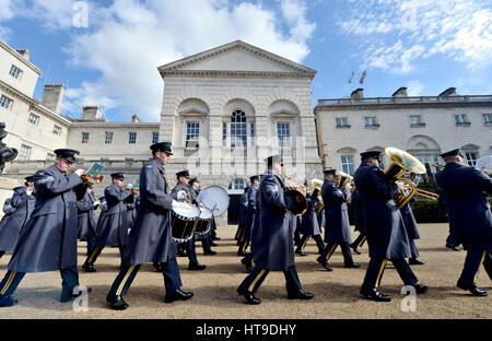 Eine Band spielt während eines Militärdienstes Trommelfell auf Horse Guards Parade, London, um den Service und die Pflicht der britischen Streitkräfte und Zivilisten in der Golfregion, Irak und in Afghanistan zu Ehren. Stockfoto