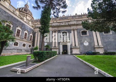 Seitenansicht des römisch-katholischen Metropolitan Kathedrale von St. Agatha am Domplatz in Catania Stadt auf der Ostseite der Insel Sizilien, Italien Stockfoto