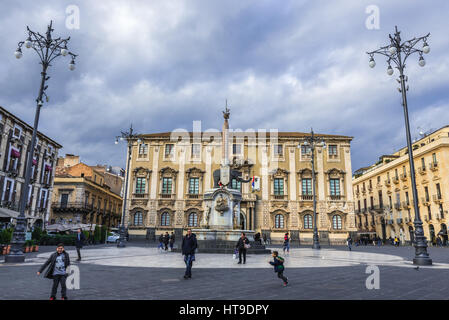 Elefantenbrunnen (Fontana dell'Elefante auch genannt u Liotru) und das Rathaus am Domplatz (Piazza del Duomo), Symbol von Catania, Sizilien, Italien Stockfoto