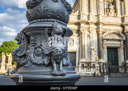Geflügelten Löwen auf einer Laterne am Domplatz in Stadt Catania, Ostseite der Insel Sizilien, Italien. Kathedrale von St. Agatha auf Hintergrund Stockfoto