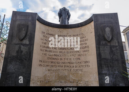 Denkmal von Kardinal Giuseppe Benedetto Dusmet bei Francis of Assisi Square in Catania Stadt auf der Ostseite der Insel Sizilien, Italien Stockfoto