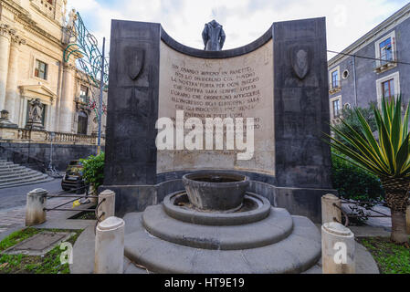 Denkmal von Kardinal Giuseppe Benedetto Dusmet bei Francis of Assisi Square in Catania Stadt auf der Ostseite der Insel Sizilien, Italien Stockfoto