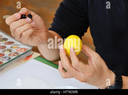 Making-of der ukrainische Osterei Stockfoto