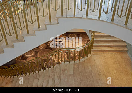 Drei schöne Marmortreppe im Treppenhaus des Hotels. Stockfoto