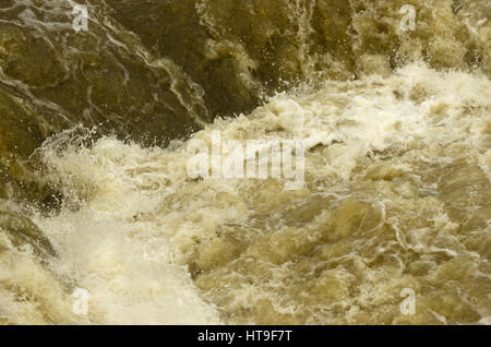 Der Fluss Avon in Flut Ruishes über die Pulteney Wehr in Bad Somerset Stockfoto