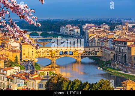 Ponte Vecchio über den Fluss Arno in Florenz im Frühjahr, Italien Stockfoto