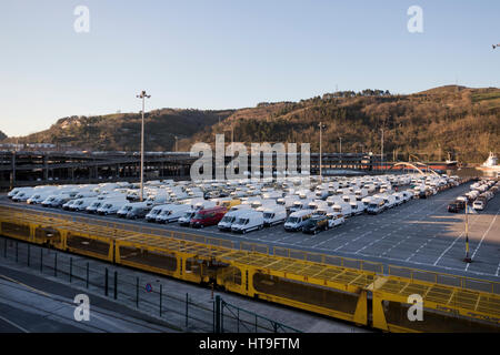 Neue vans warten am Pasajes Seehafen (Baskenland, Spanien) 2017 geliefert werden. Stockfoto