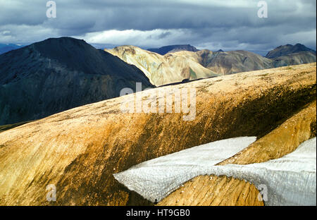Unglaublich unwirklich vulkanischen Berglandschaft in Island im schönen Licht Stockfoto