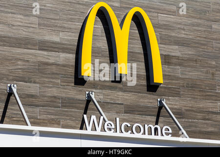 Muncie - ca. März 2017: McDonald's Restaurant Lage. McDonalds ist eine Kette von Hamburger Restaurants X Stockfoto