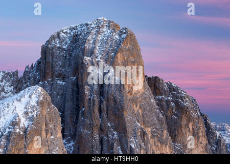 Der Pala-Gipfel in der Abenddämmerung des Sonnenuntergangs. Die Pale di San Martino Berggruppe. Die Trentiner Bergwelt. Italienische Alpen. Europa. Stockfoto