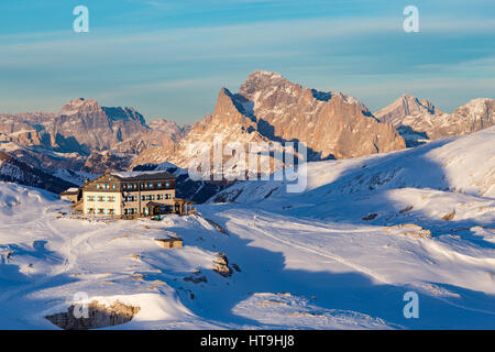 Rifugio Rosetta alpine Zuflucht in den Pale di San Martino. Die Dolomiten des Trentino. Monte Civetta im Hintergrund. Italienische Alpen. Europa. Stockfoto