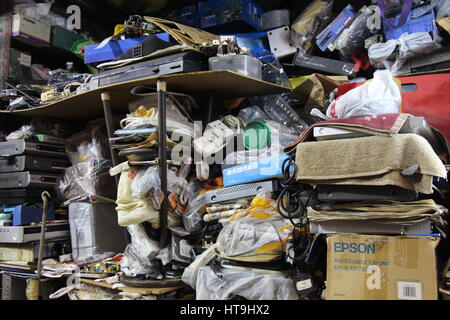 Ein gebrauchte Elektronik-Shop bietet auch TV-Reparatur auf Kings Road, Quarry Bay, Hong Kong. Wie sie in Objekte stopfen ist außergewöhnlich. Stockfoto