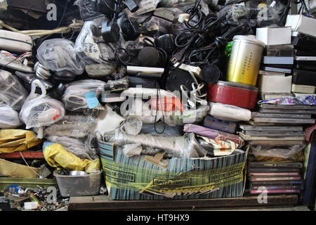 Ein gebrauchte Elektronik-Shop bietet auch TV-Reparatur auf Kings Road, Quarry Bay, Hong Kong. Wie sie in Objekte stopfen ist außergewöhnlich. Stockfoto