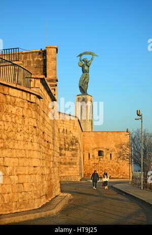 Das Citadella Schloss am Gellert-Hügel, Buda, Budapest, Ungarn. Im Hintergrund das Liberty-Denkmal. Stockfoto