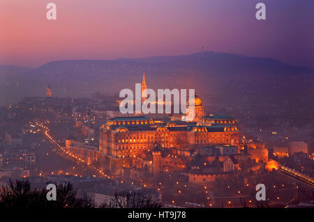 Blick auf den Königspalast und das Castle hill (varhegy) vom Gellertberg, Budapest, Ungarn. Stockfoto