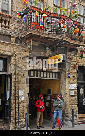 Eingang des "Szimpla Kert" eines der ältesten und berühmtesten "Ruine-Pubs" in Budapest, Ungarn Stockfoto