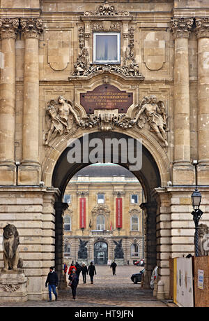 Der Eingang zum Königspalast, Schloss-Hügel, Buda, Budapest, Ungarn. Stockfoto