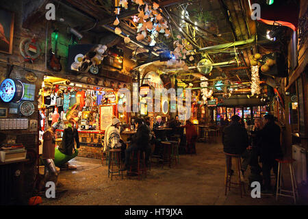 Die "Szimpla Kert" einer der ältesten und berühmtesten "Ruine-Kneipen" in Budapest, Ungarn Stockfoto