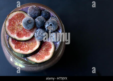 Gesunde Heidelbeere und FIg Smoothie Stockfoto