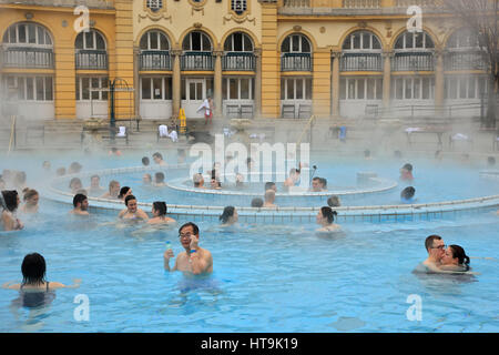 Bei der das Széchenyi-Heilbad im Stadtwäldchen (Városliget) Budapest, Ungarn. Es ist das größte medizinische Bad in Europa Stockfoto