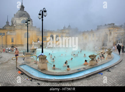 Bei der das Széchenyi-Heilbad im Stadtwäldchen (Városliget) Budapest, Ungarn. Es ist das größte medizinische Bad in Europa Stockfoto