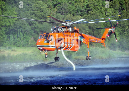 Hilocoptor S-64E Sky Crane Fighting Waldbrand Stockfoto