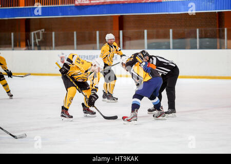 Moskau, Russland - 22. Januar 2017: Amateur Hockey League Playoff-77. Spiel zwischen Hockey-Team "New Jersey 53' und Hockey team"Grizzly-2". Stockfoto