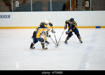 Moskau, Russland - 22. Januar 2017: Amateur Hockey League Playoff-77. Spiel zwischen Hockey-Team "New Jersey 53' und Hockey team"Grizzly-2". Stockfoto