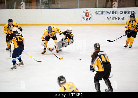 Moskau, Russland - 22. Januar 2017: Amateur Hockey League Playoff-77. Spiel zwischen Hockey-Team "New Jersey 53' und Hockey team"Grizzly-2". Stockfoto