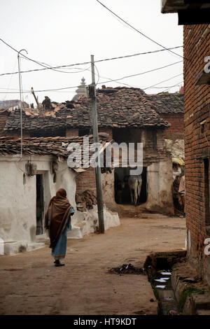 alte Frau zu Fuß in die Stadt. Khajuraho Stockfoto