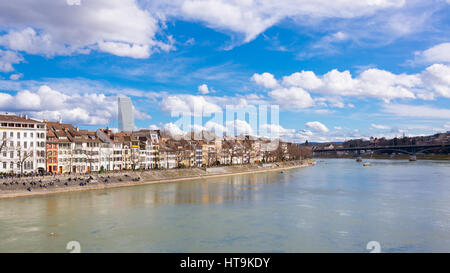 Ansicht von Basel mit alten mittelalterlichen Gebäuden, Rhein und Roche Tower im Hintergrund Stockfoto