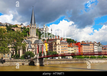 Kirche St. Georges und St. Georges Brücke über die Saône mit Basilika von Notre-Dame de Fourvière auf dem Hintergrund, Lyon, Frankreich Stockfoto