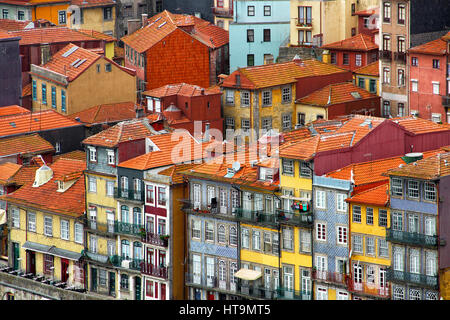 Helle Altbau in Ribeira Bezirk von Porto am Ufer des Flusses Douro, Portugal Stockfoto