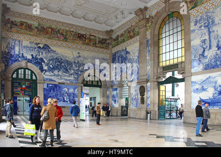 PORTO, PORTUGAL - 6. Oktober 2015: Sao Bento Bahnhof Bahnhofshalle mit historischen Azulejo-Bildern Stockfoto