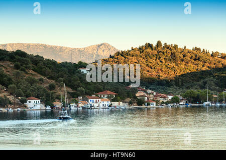 Yacht-Eingabe von Vathy Hafen in der Abenddämmerung, Meganisi, Griechenland Stockfoto