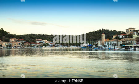 Vathy Hafen in der Abenddämmerung, Meganisi, Griechenland Stockfoto