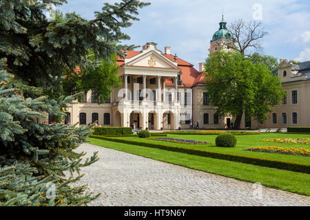 Schloss und Park Zamoyski Familienwohnsitz im Dorf Kozłówka, Polen, Europa. Stockfoto