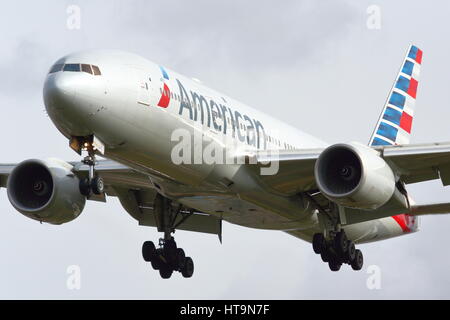 American Airlines Boeing 777-200 N756AM Landung am Flughafen London Heathrow, Vereinigtes Königreich Stockfoto