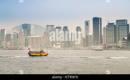 Panorama von der Fähre in den Victoria Harbour mit den Wolkenkratzern und die Skyline von Hong Kong. China. Stockfoto